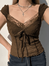 Kurze Bluse mit Spitzenbesatz und Crinkle-Muster